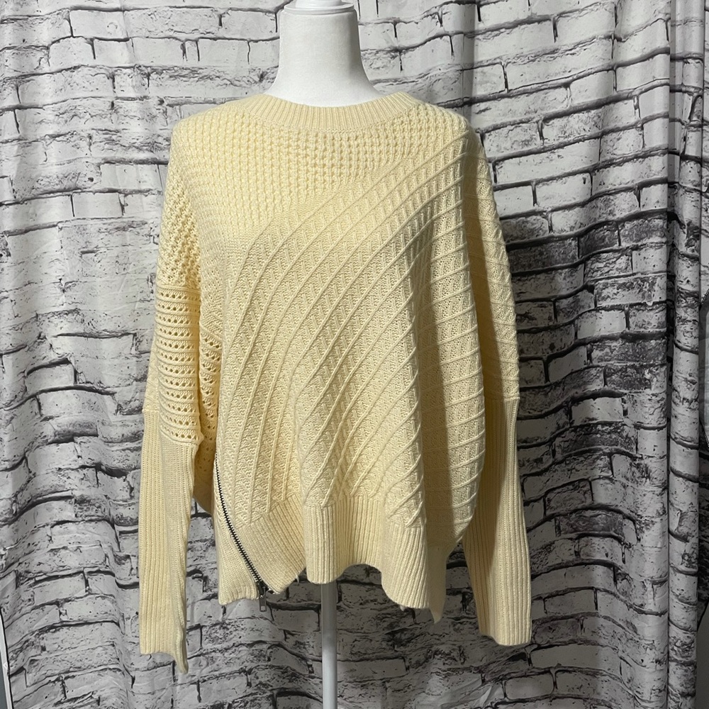 One size/ M/L cable knit side zip sweater cream